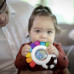 BABY EINSTEIN Hračka senzorická chrastítko a kousátko bez BPA Outstanding Opus™ 3m+ BABY EINSTEIN Hračka senzorická chrastítko a kousátko bez BPA Outstanding Opus™ 3m+