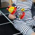 BABY EINSTEIN Chrastítko s aktivitami Cal’s Sensory Shake-up™3m+ BABY EINSTEIN Chrastítko s aktivitami Cal’s Sensory Shake-up™3m+