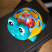 OBALL Autíčko a chrastítko 2v1 Curious Car želva Neptune™ 3m+ OBALL Autíčko a chrastítko 2v1 Curious Car želva Neptune™ 3m+