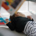 BABY EINSTEIN Postýlka s ohrádkou na hraní a klavírem 3v1 Kick & Snooze™ 0m+