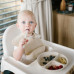 BABYONO Talíř silikonový s přísavkou - beige 6m+ BABYONO Talíř silikonový s přísavkou - beige 6m+