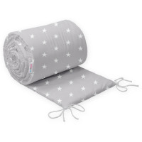 Oboustranný mantinel kolem celé postýlky  postýlky BABYM  – ochrana a pohodlí po celém obvodu  360 x 30  cm   bílé hvězdičky na šedé